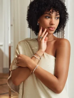 Bransoletka dla dziecka z mosiądzu pozłacana z muszlą i cyrkoniami - motyl