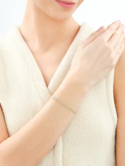 Bransoletka z elementami z mosiądzu pozłacanego i szklanymi koralikami