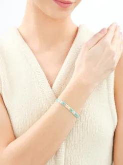 Bransoletka z elementami z mosiądzu pozłacanego i szklanymi koralikami