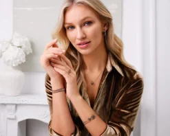 Bransoletka z elementami z mosiądzu pozłacanego i ze szklanymi koralikami