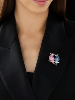 Broszka z białego i różowego złota z brylantami i szafirami - papugi - próba 750