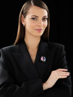 Broszka z białego i różowego złota z brylantami i szafirami - papugi - próba 750