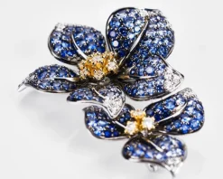 Broszka z białego i żółtego złota z brylantami i szafirami cejlońskimi - kwiaty - próba 750