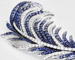 Broszka z białego złota z brylantami i szafirami cejlońskimi - piórko - próba 750