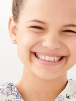 Kolczyki z białego złota z diamentami - serca - 0,005 ct - próba 375