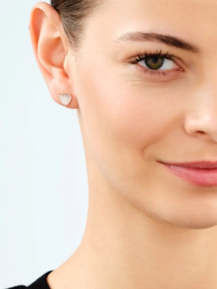 Kolczyki z mosiądzu pozłacane z cyrkoniami i szklanymi detalami - serce