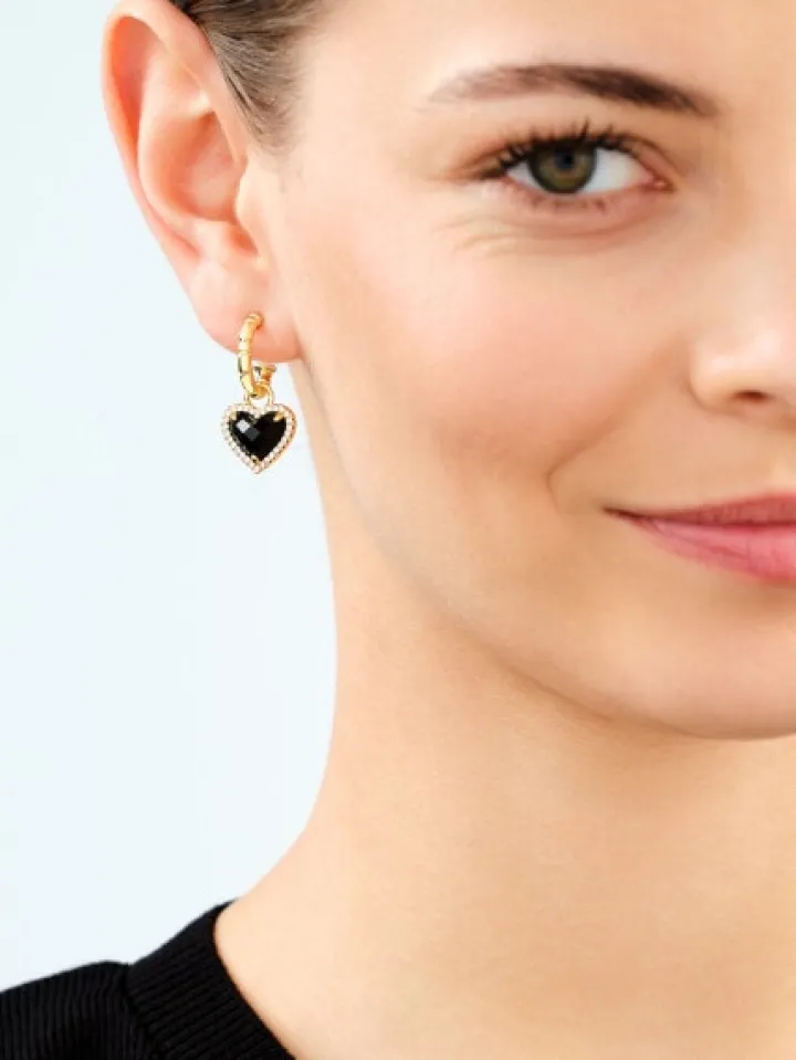 Kolczyki z mosiądzu pozłacane z cyrkoniami i szklanymi detalami - serce