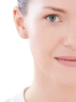 Kolczyki z żółtego złota z diamentami - kwiaty - 0,01 ct - próba 375