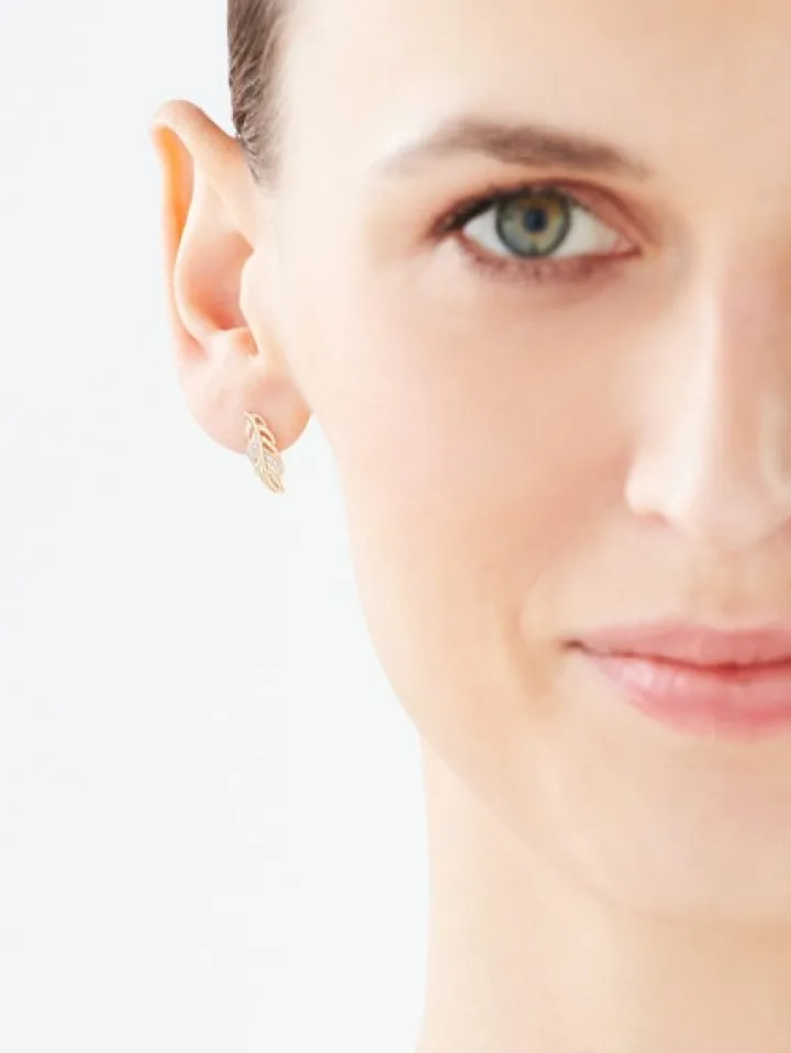 Kolczyki z żółtego złota z diamentami - piórka - 0,01 ct - próba 375