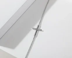 Naszyjnik z białego złota z brylantem - krzyż - 0,006 ct - próba 375