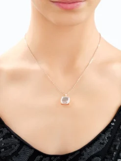 Naszyjnik z mosiądzu pozłacany z cyrkoniami i szklanym detalem - kwadrat