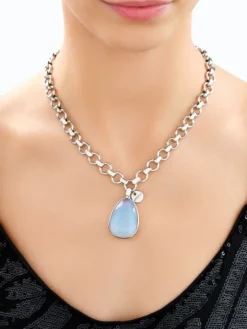 Naszyjnik z mosiądzu rodowany ze szklanym detalem