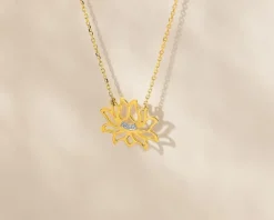 Naszyjnik z żółtego złota z diamentami - kwiat lotosu - 0,01 ct - próba 375
