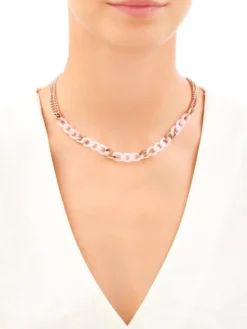 Naszyjnik ze stali szlachetnej z detalami z masy żywicznej