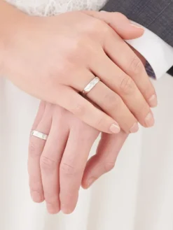 Obrączki Ślubne Apart.  Białe złoto rodowane. Wzór 4/150
