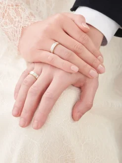 Obrączki Ślubne Apart.  Żółte i białe złoto rodowane. Wzór 4/448