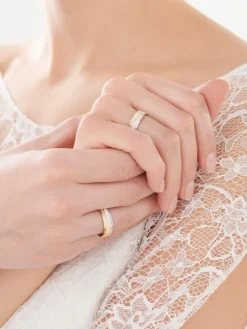 Obrączki Ślubne Apart.  Żółte i białe złoto rodowane. Wzór 410