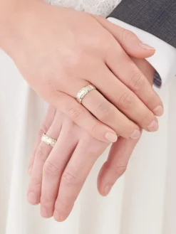 Obrączki Ślubne Apart.  Żółte i białe złoto rodowane. Wzór 415