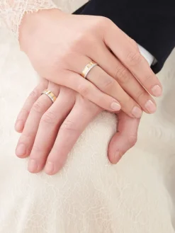 Obrączki Ślubne Apart.  Żółte i białe złoto rodowane. Wzór 4/453