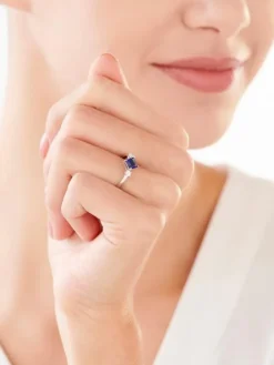 Pierścionek srebrny z cyrkoniami - kwadrat