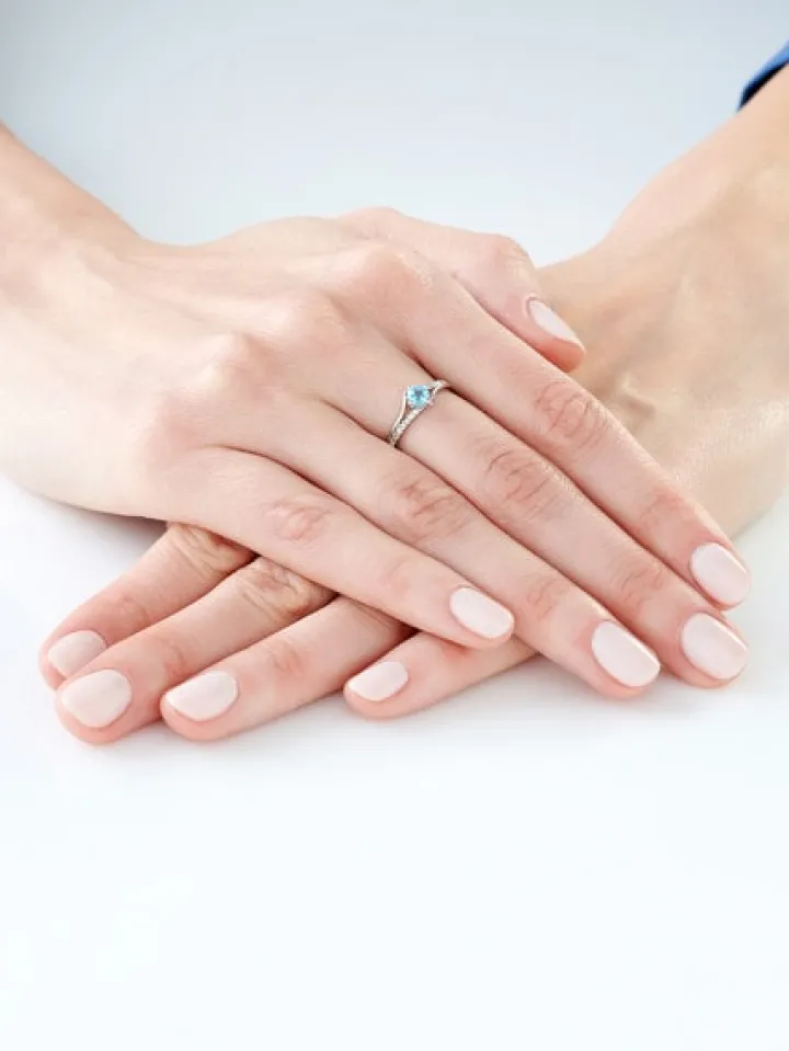 Pierścionek z białego złota z brylantami i topazem - próba 375