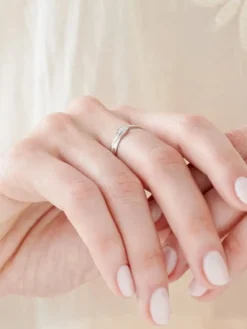 Pierścionek z białego złota z brylantem - 0,04 ct - próba 375