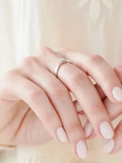 Pierścionek z białego złota z brylantem - 0,06 ct - próba 585