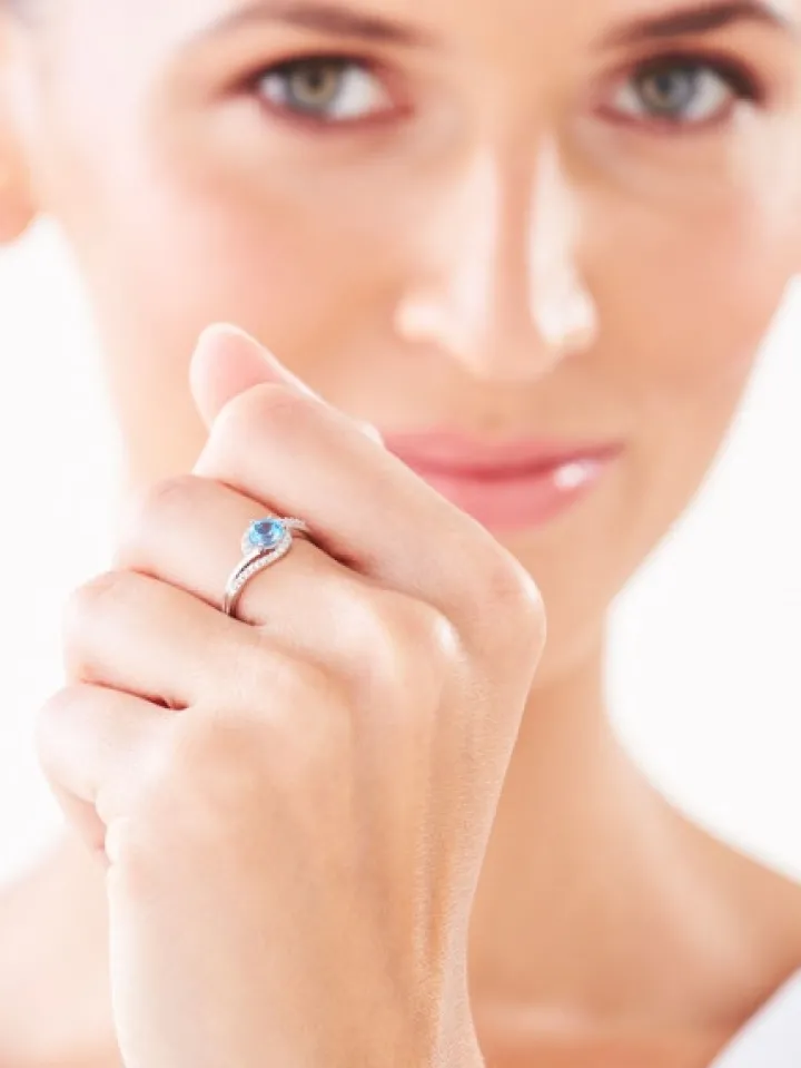 Pierścionek z białego złota z diamentami i topazem - próba 585