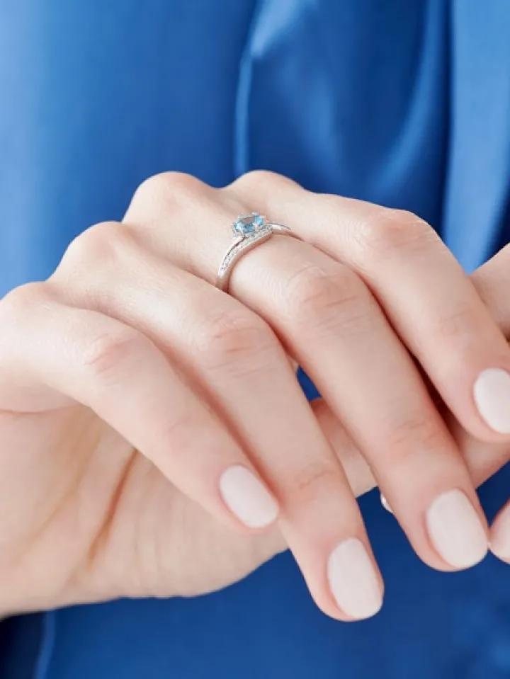 Pierścionek z białego złota z diamentami i topazem - próba 585