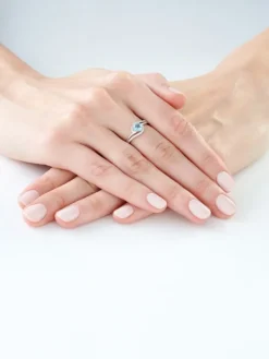 Pierścionek z białego złota z diamentami i topazem - próba 585