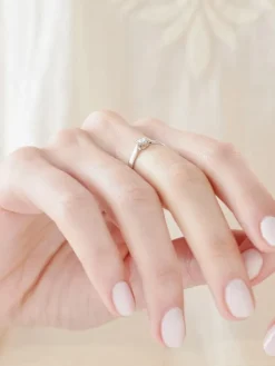 Pierścionek z białego złota z brylantem - 0,08 ct - próba 585