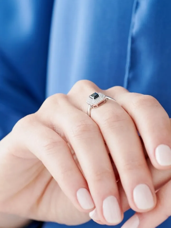 Pierścionek z białego złota z diamentami i szafirem - próba 585