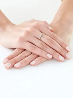 Pierścionek z białego złota z diamentami - 0,02 ct - próba 375