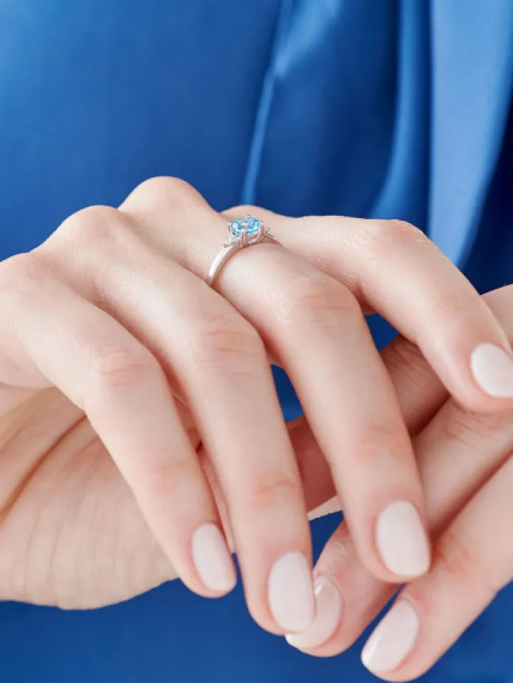 Pierścionek z białego złota z brylantami i topazem - próba 585