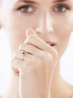 Pierścionek z białego złota z diamentami i szafirem - próba 375