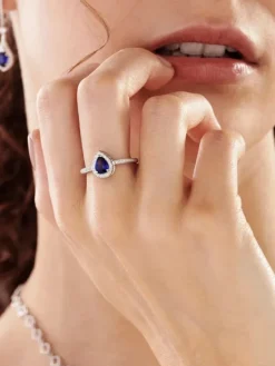 Pierścionek z białego złota z brylantami i szafirem - próba 585