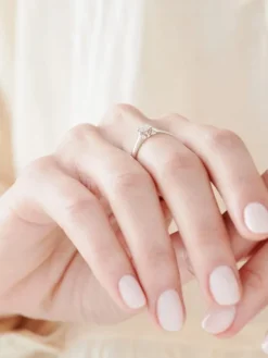 Pierścionek z białego złota z brylantami i szafirem - próba 585