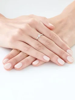 Pierścionek z białego złota z brylantami i szafirem - próba 585