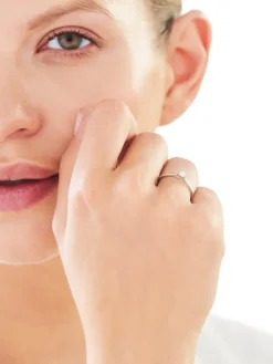 Pierścionek z białego złota z brylantem - 0,14 ct - próba 750