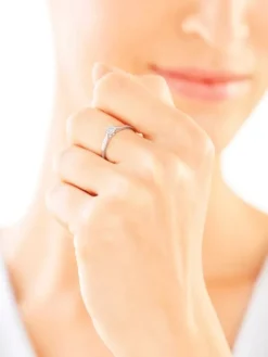 Pierścionek z białego złota z diamentami - 0,07 ct - próba 375