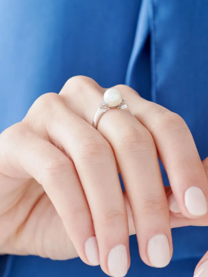 Pierścionek z białego złota z brylantami i perłą - próba 375