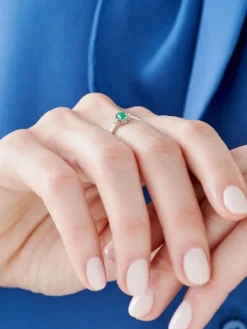 Pierścionek z białego złota z brylantami i szmaragdem - próba 585