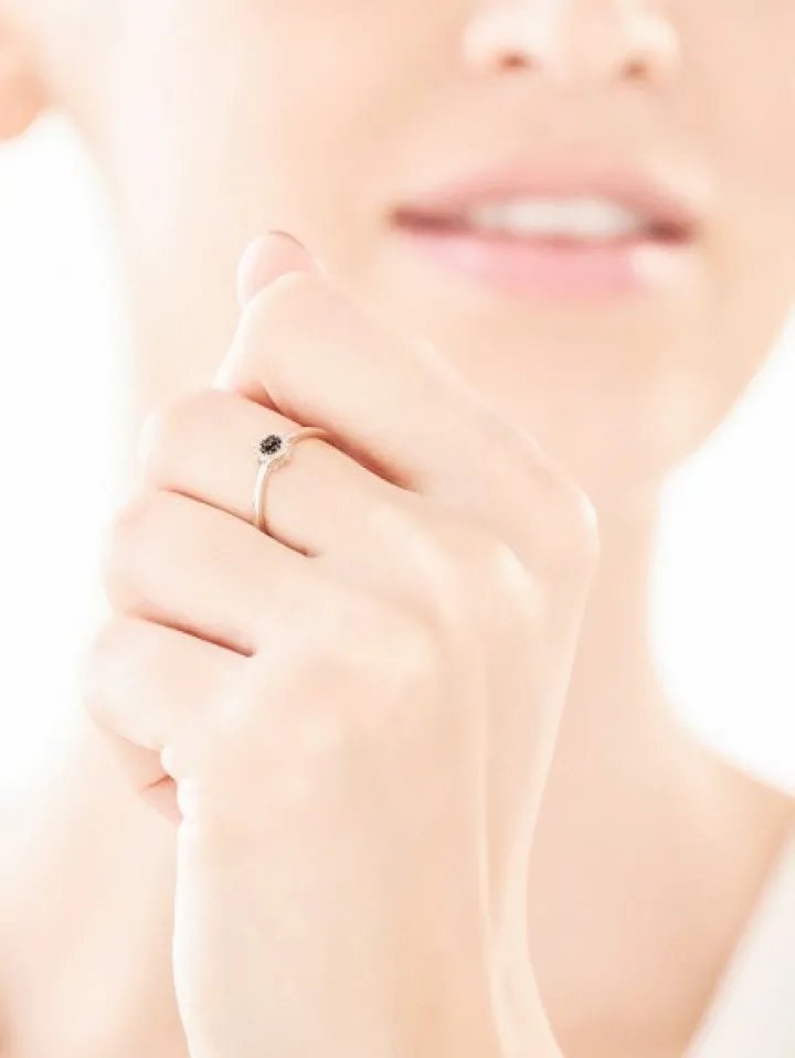 Pierścionek z białego złota z diamentami - 0,07 ct - próba 375