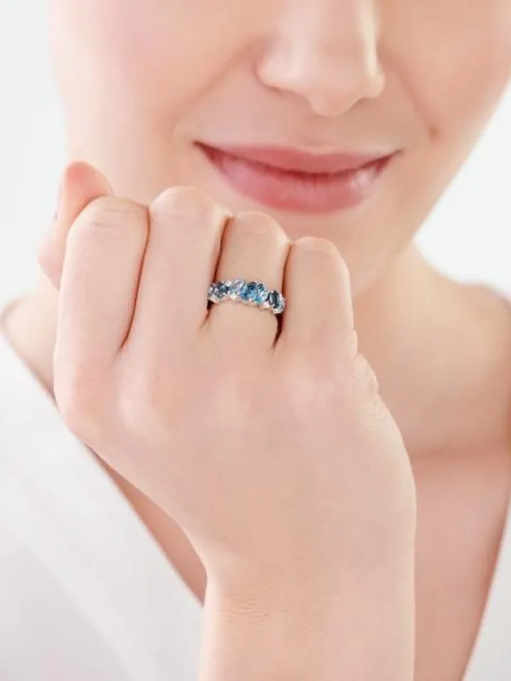 Pierścionek z białego złota z brylantami i topazami - próba 585