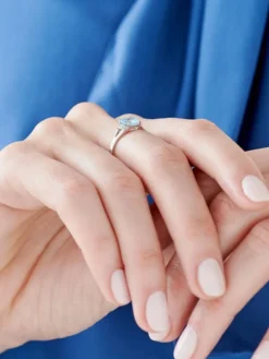 Pierścionek z białego złota z diamentami i topazem Sky Blue - próba 375