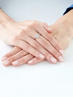 Pierścionek z białego złota z diamentami i topazem Sky Blue - próba 375