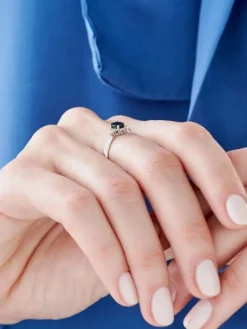 Pierścionek z białego złota z diamentami i szafirem - próba 375