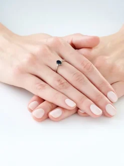 Pierścionek z białego złota z diamentami i szafirem - próba 375