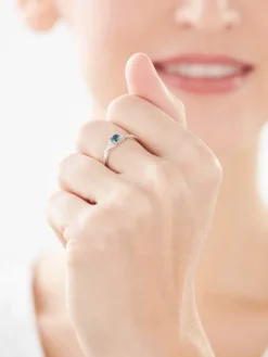 Pierścionek z białego złota z diamentami i topazem London Blue - próba 375