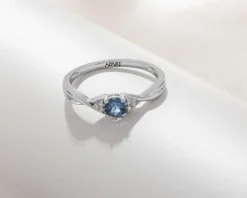 Pierścionek z białego złota z diamentami i topazem London Blue - próba 375